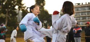 Arti Marziali Come Il Karate - Due Bambine Praticano Karate