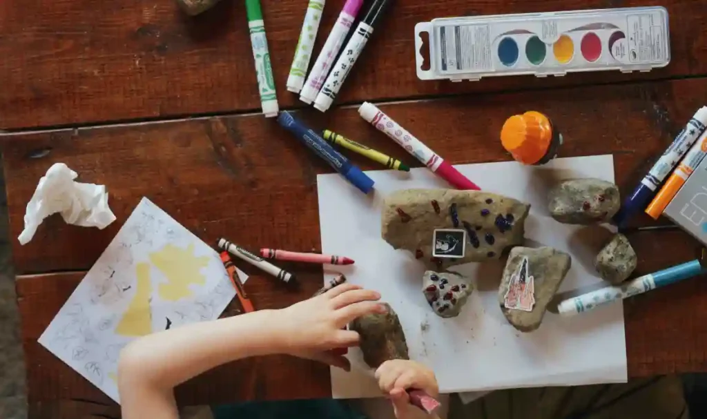 Ruolo delle arti marziali e altre attività divertenti - immagine di bambino con colori e pietre