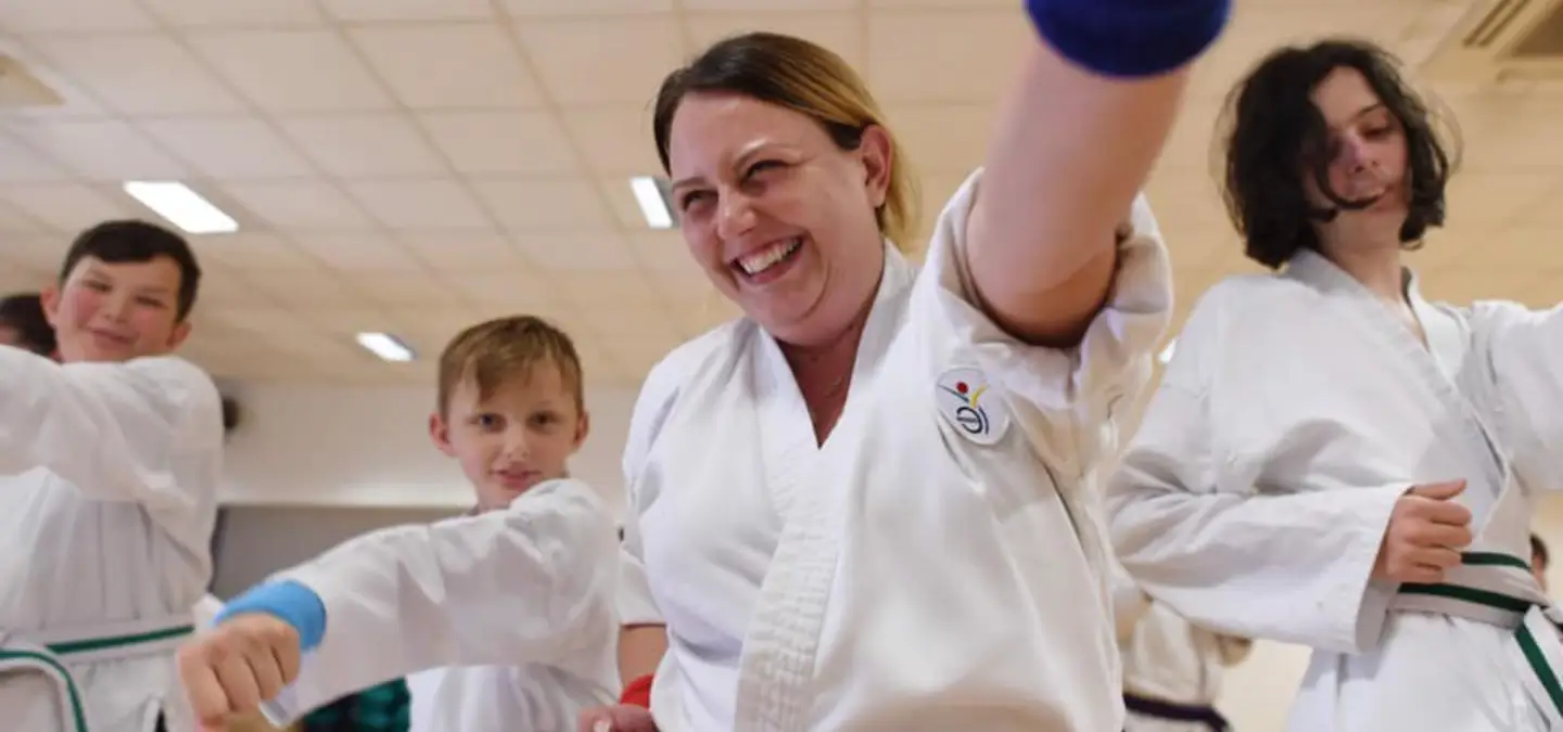 karate e inclusione sociale. Immagine di bambini con disabilità che praticano karate.