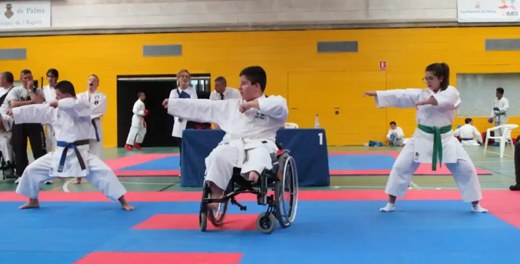 Ragazzi con disabilità che praticano karate.