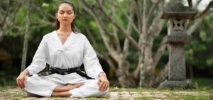 Karate E Meditazione. Immagine Di Ragazza Karateka In Meditazione All'aperto.