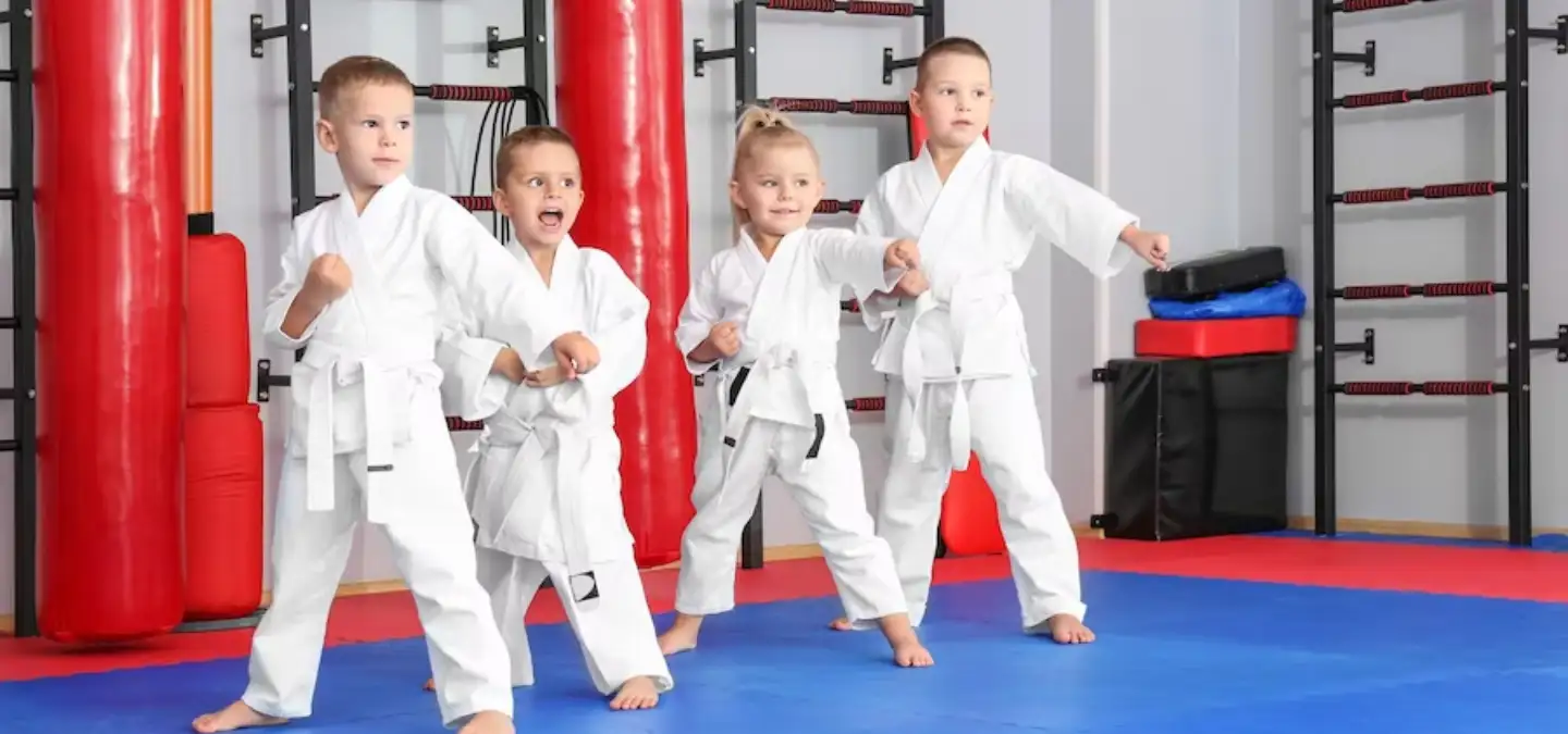 karate per bambini - Bambini che praticano karate-